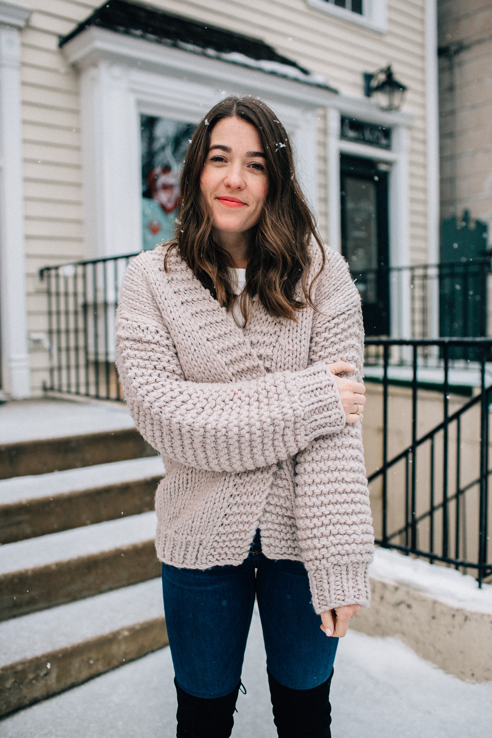 valentine's day casual outfit blue jeans pale pink cardigan