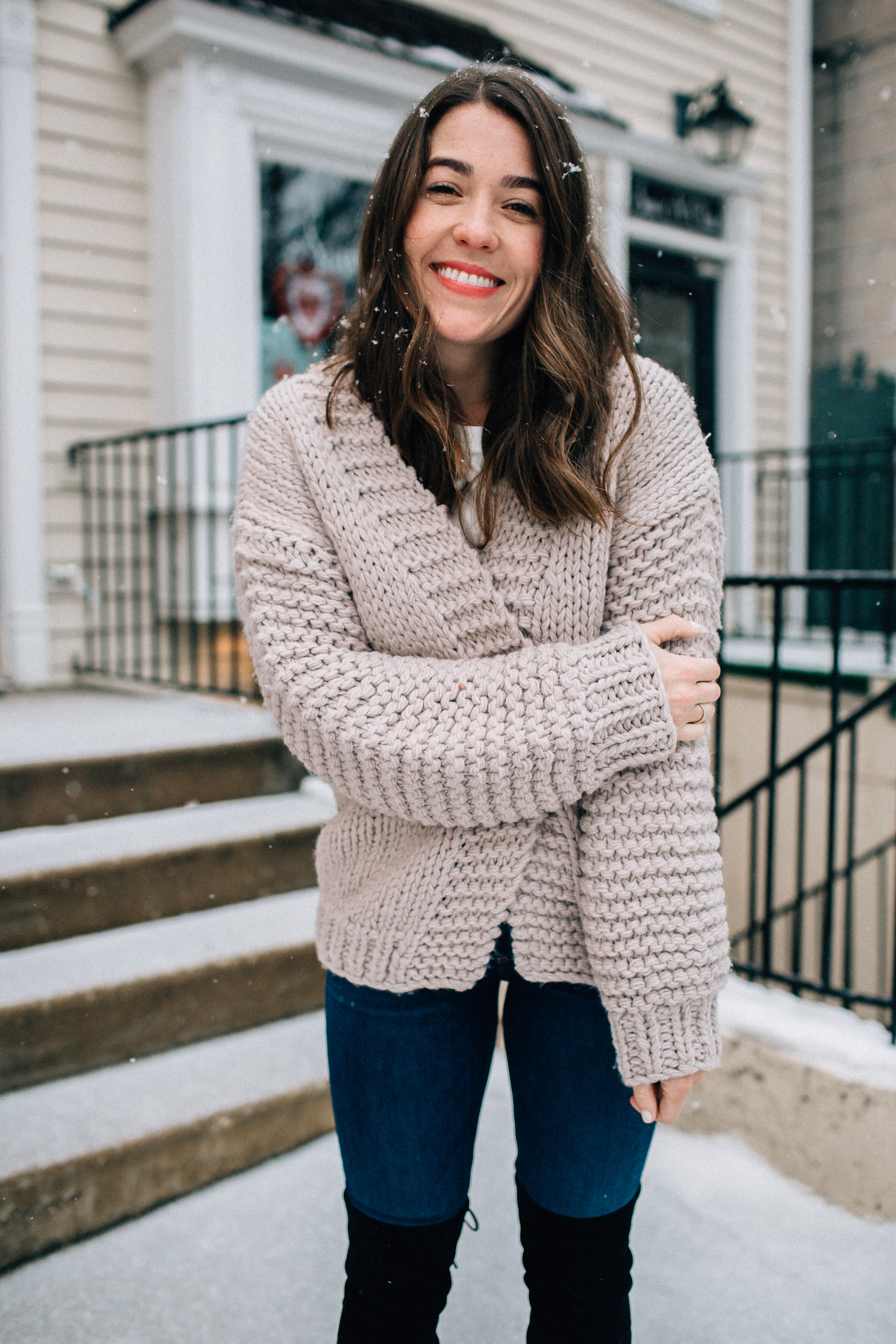 valentine's day casual outfit blue jeans pale pink cardigan